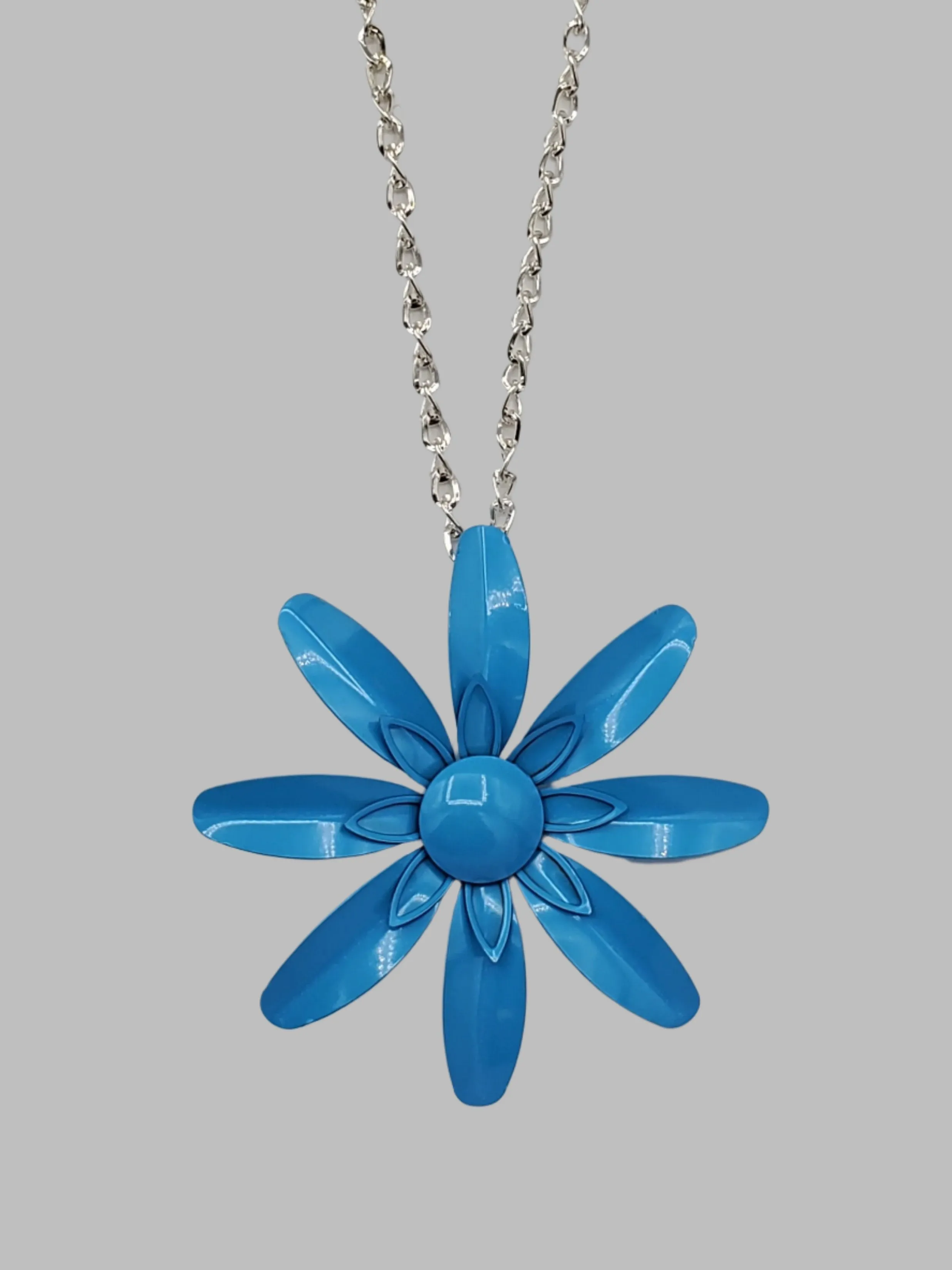 Metal Daisy Pendant Necklace in Blue