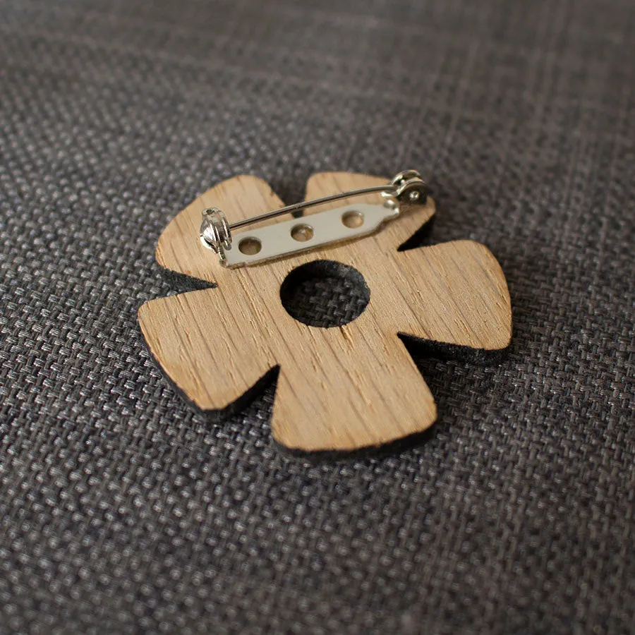 Oak Daisy Brooch